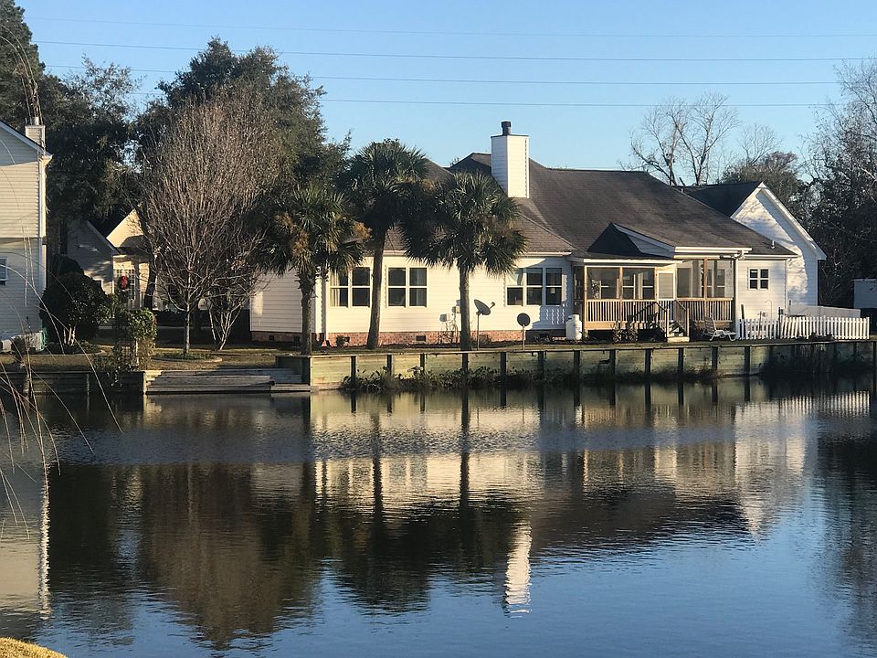 Rear view of house w/ lake