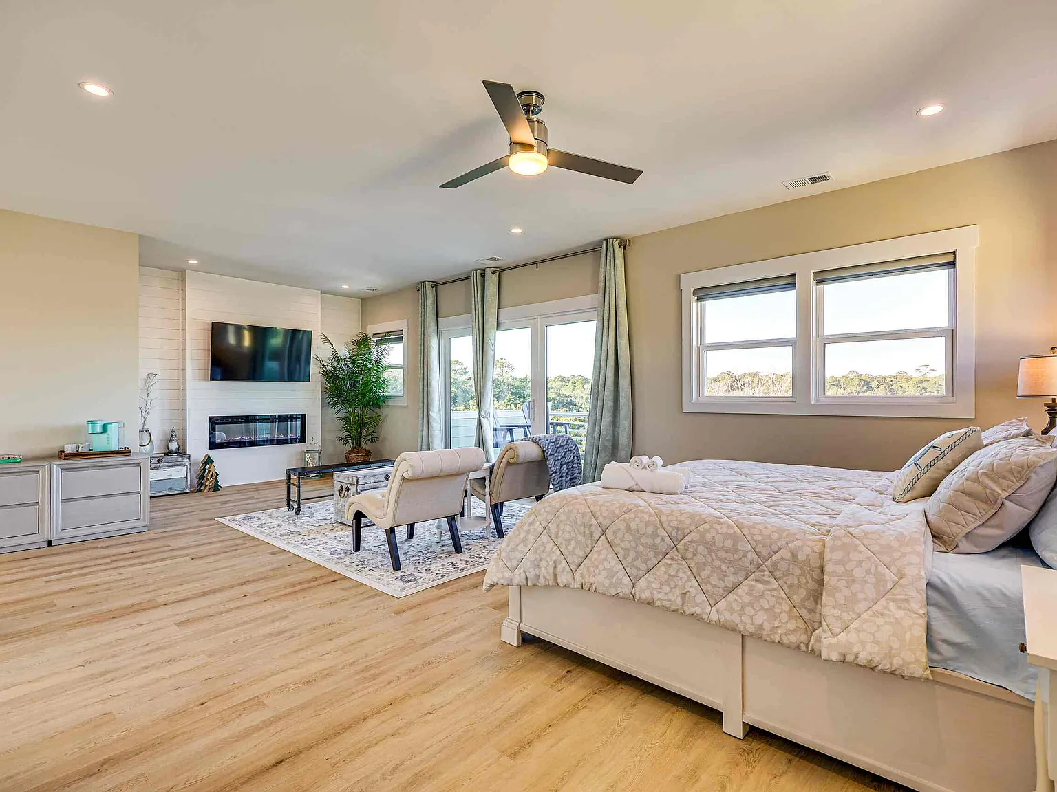 4 bed, 4.5 bath, 3243 sqft, $5,995 — Photo 3