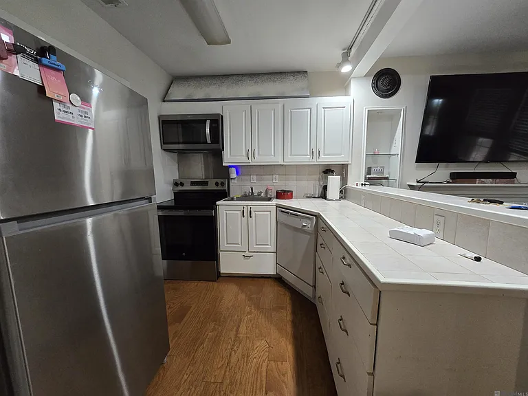 732 Steele Blvd — Photo 2