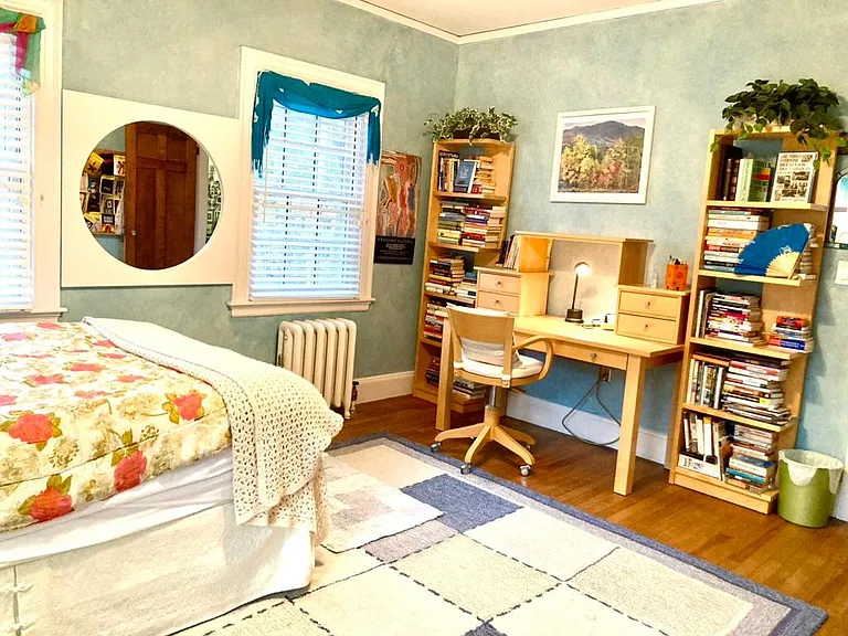 Bedroom Queen Bed / Desk
 Second floor