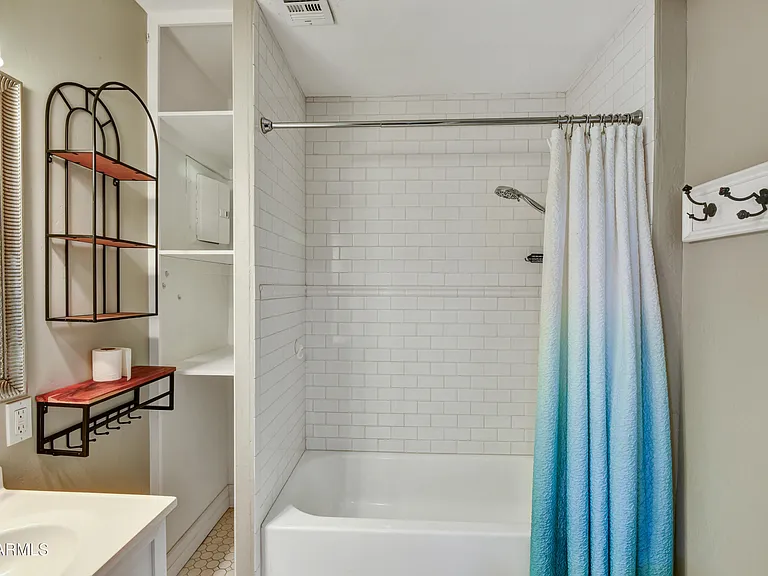 4652 E Vernon Ave — Photo 12