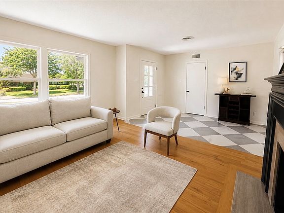 3rd image of 301 Pasadena Pl