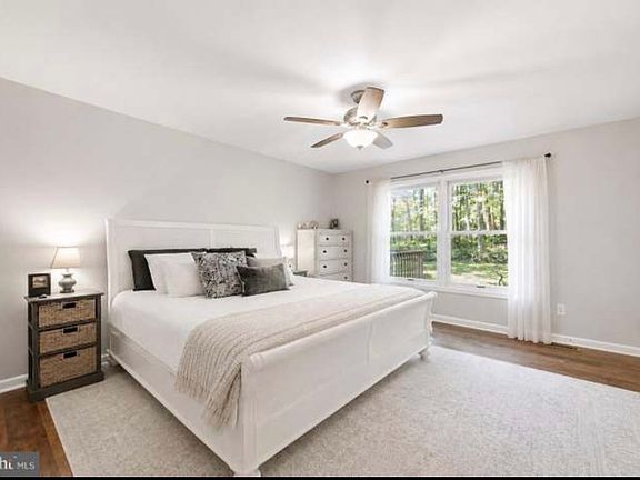 3rd image of 203 Birchside Cir