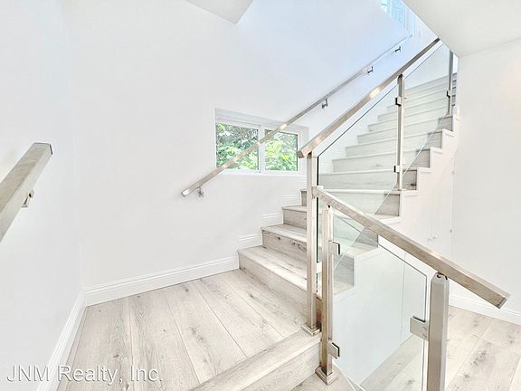 4th image of 2041 Linnington Ave #2041