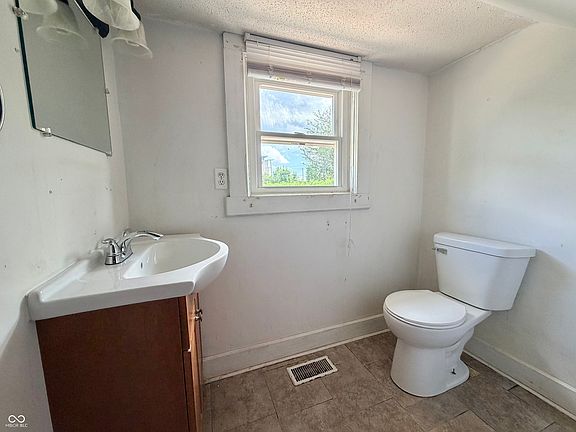 2nd image of 212 N Elm St