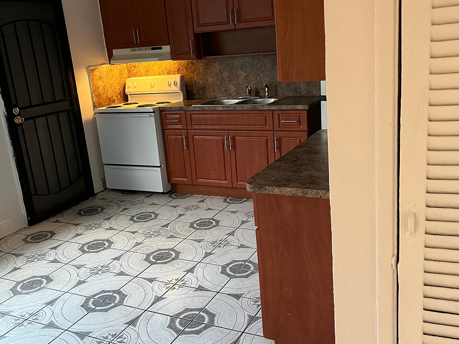 2 bed, 900 sqft, $2,200 — Photo 3