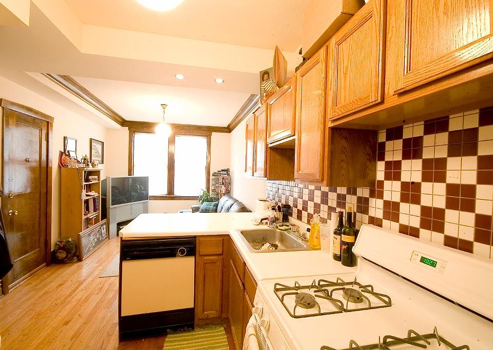 2nd image of 4138 N Southport Ave #3
