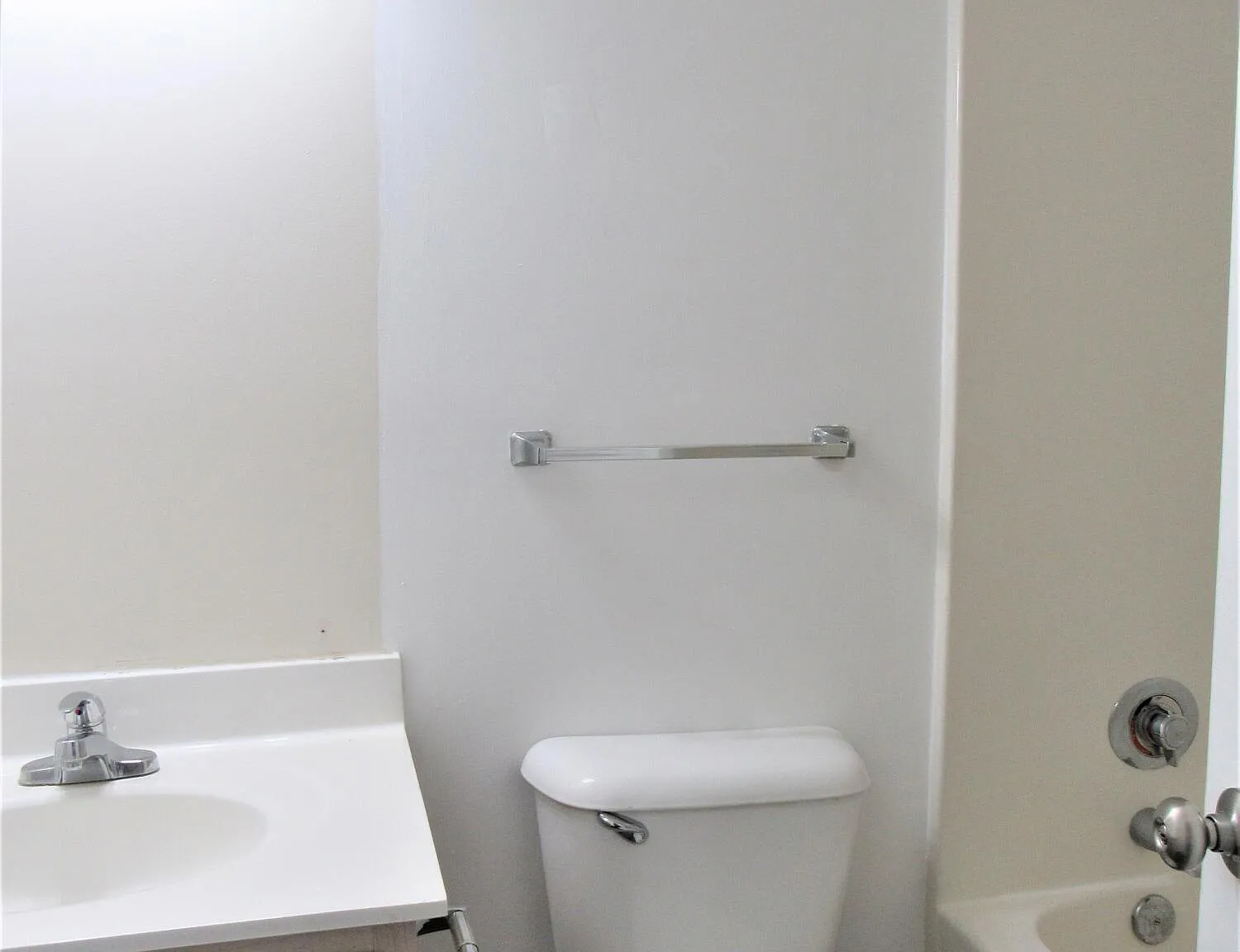 3 bed, 3.0 bath, $1,400 — Photo 2