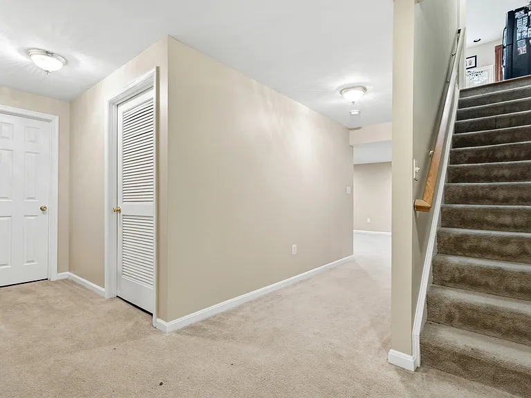 31 Palace Ln — Photo 32