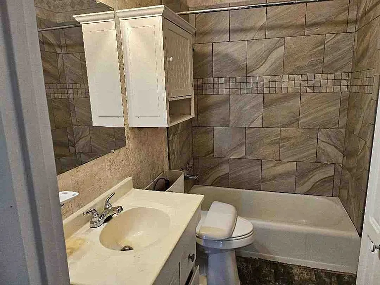 Full Bath before cleaning