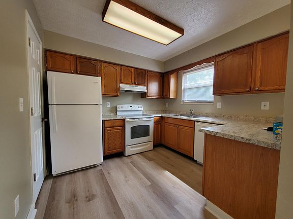 5th image of 2719 Four Seasons Dr