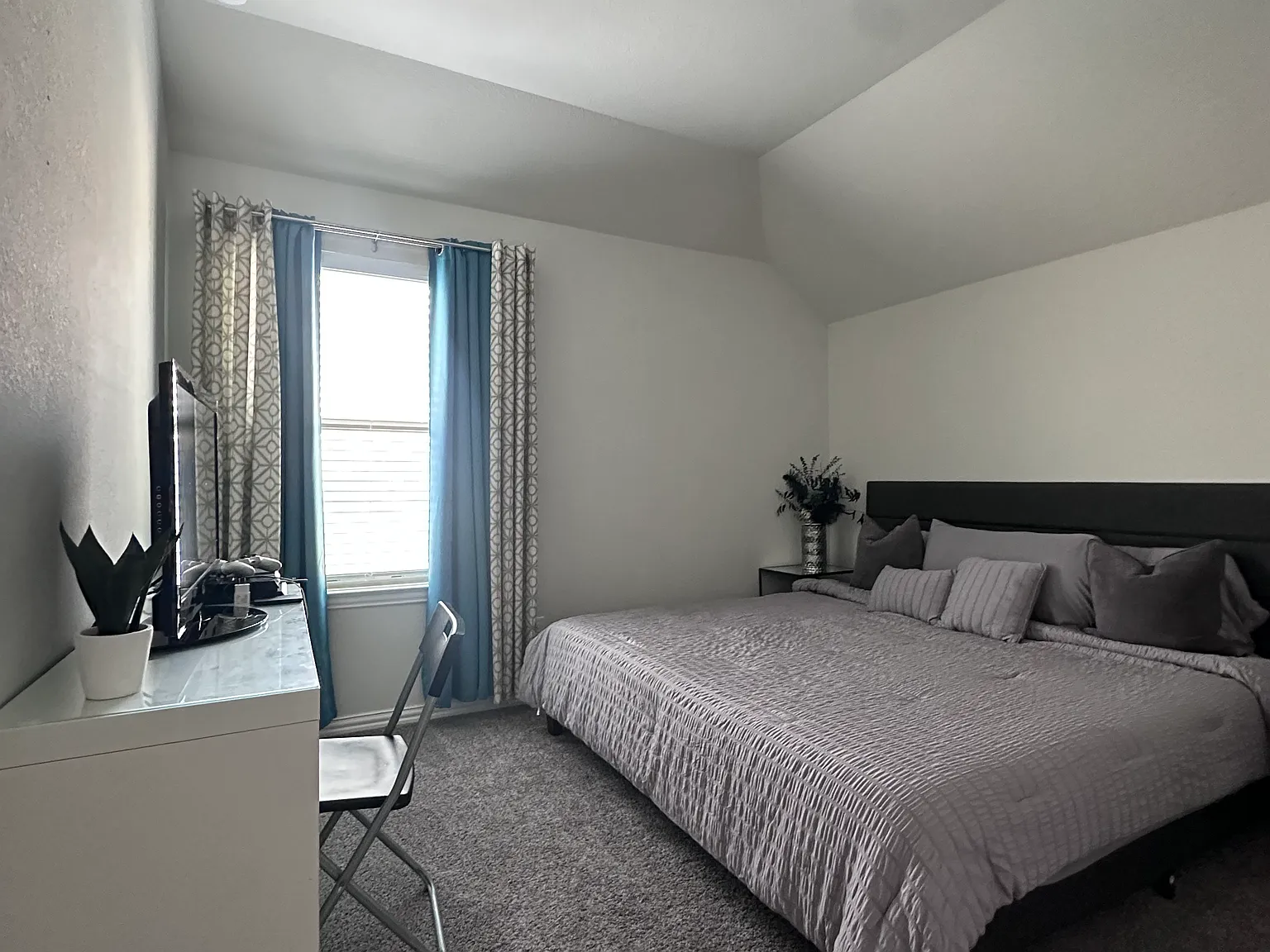 2 bed, 3036 sqft, $1,300 — Photo 3