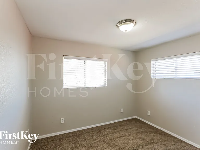 2711 W Elm St — Photo 10