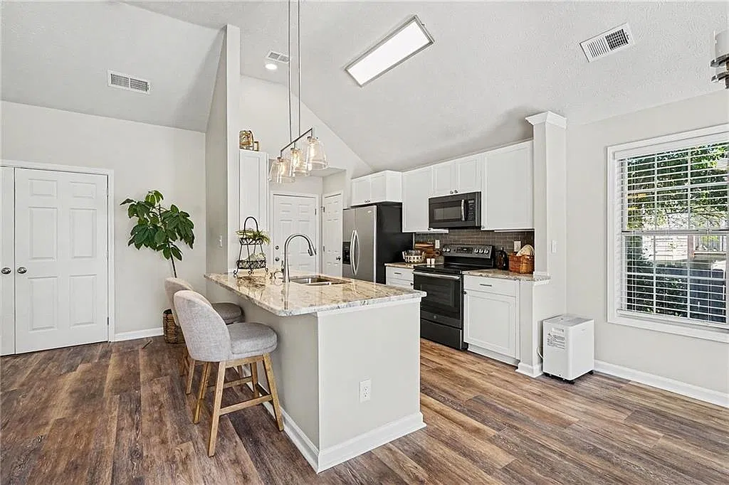 4 bed, 2.0 bath, 1508 sqft, $2,400 — Photo 4