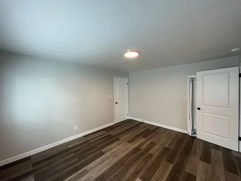 2232 Hoyt Ave- 5 Unit — Photo 10