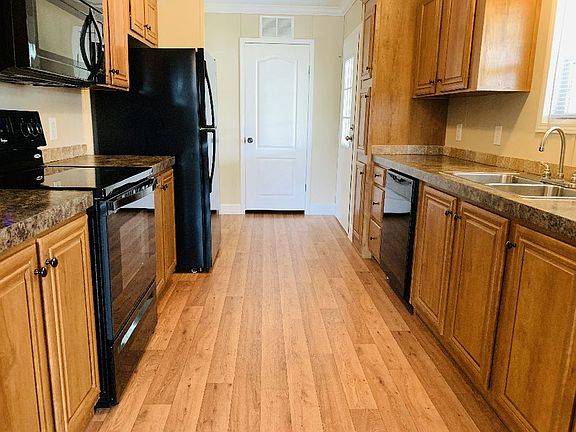 3rd image of 394 Morristown Cay