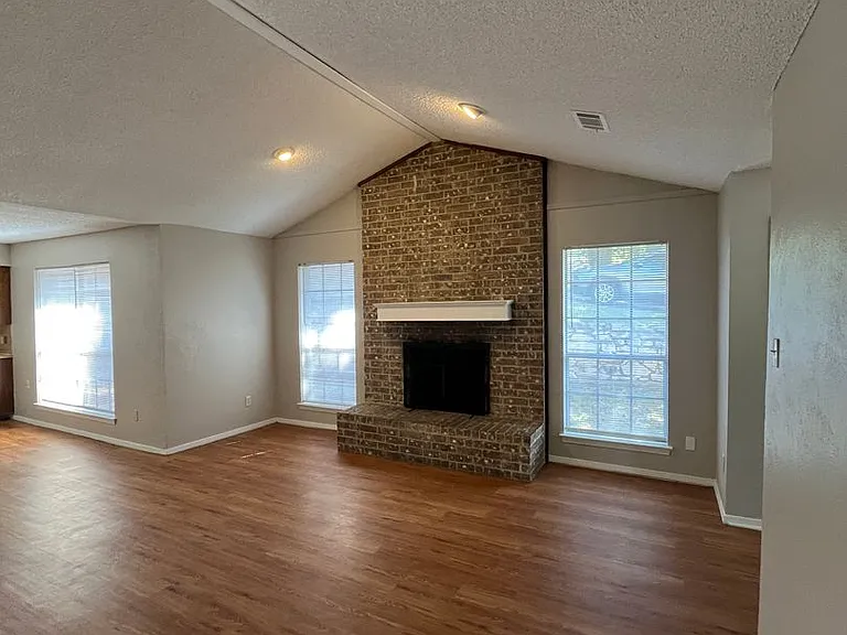 630 Overlook Ct — Photo 2