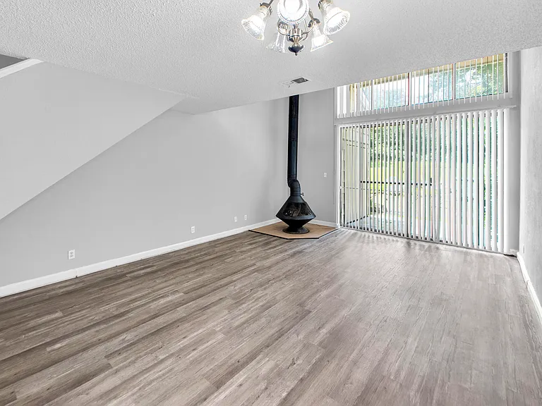 2230 W Newton St — Photo 3