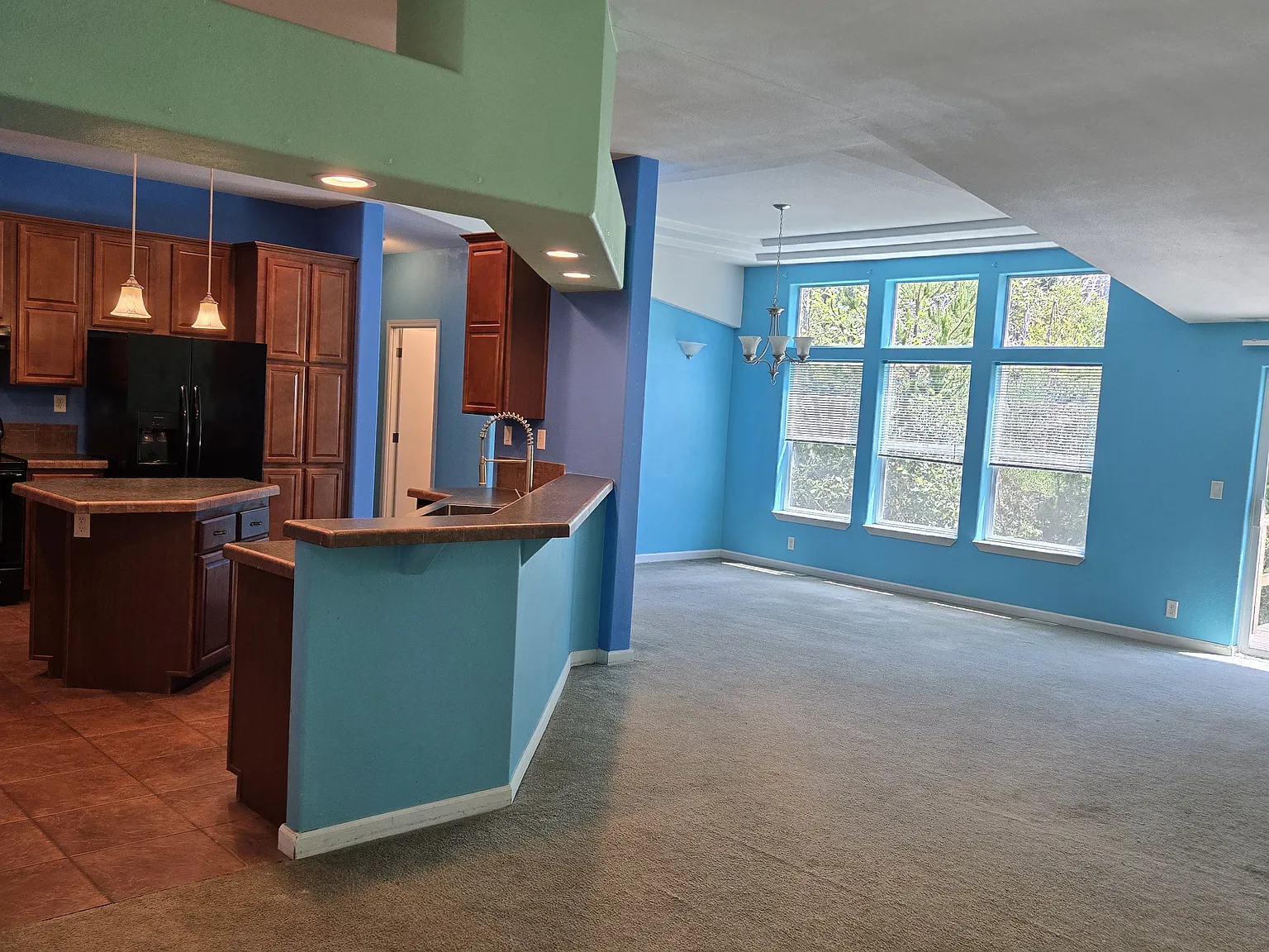 4 bed, 2400 sqft, $2,595 — Photo 4
