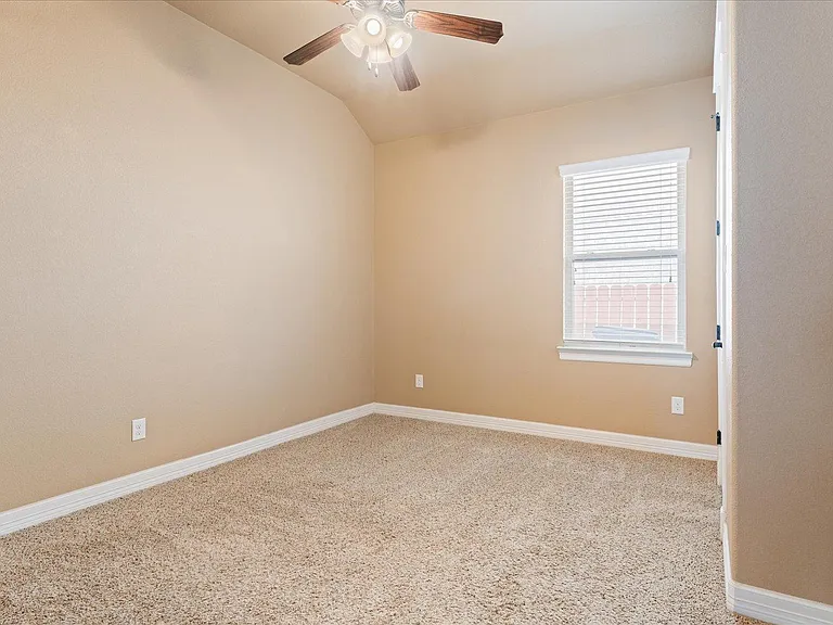 916 Easton Dr — Photo 21