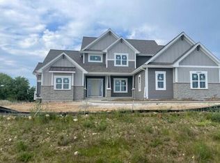 N77W25392 Ridgeline Ct, Sussex, WI 53089