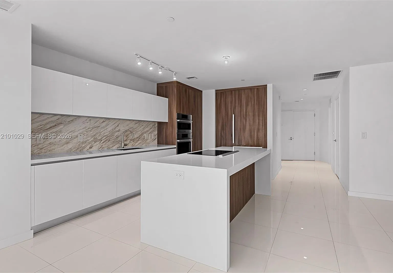 4 bed, 2200 sqft, $8,995 — Photo 4