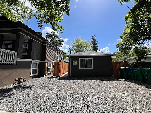205 W 20th St — Photo 18