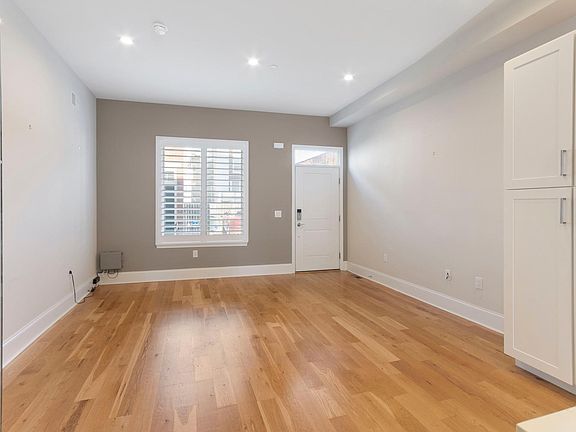 3rd image of 1024 Hyde St