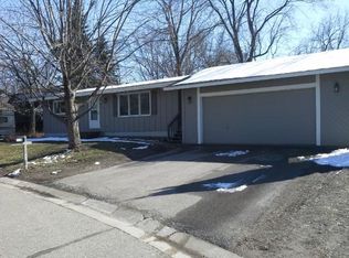 853 Howard Ln, Chaska, MN 55318