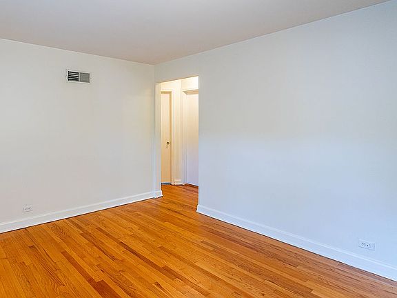 3rd image of 2901 W Farragut Ave APT 1S