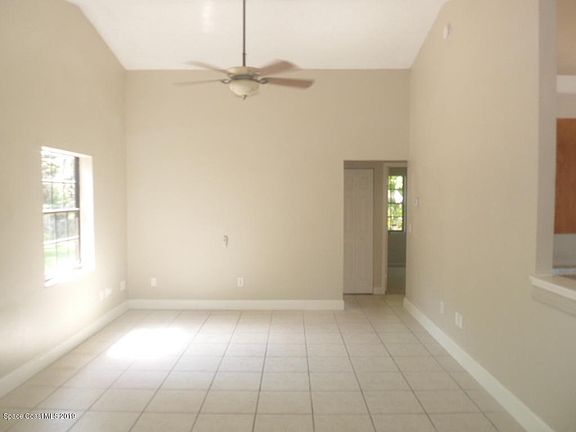 4th image of 954 Aurelia Ave SE