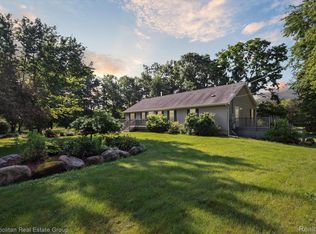 10208 Oakhill Rd, Holly, MI 48442