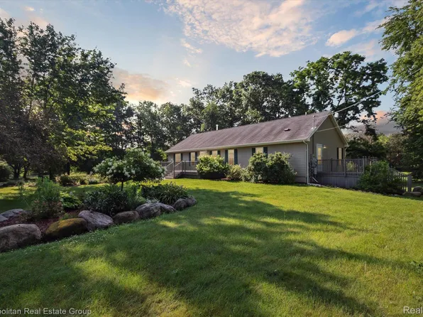 10208 Oakhill Rd, Holly, MI 48442