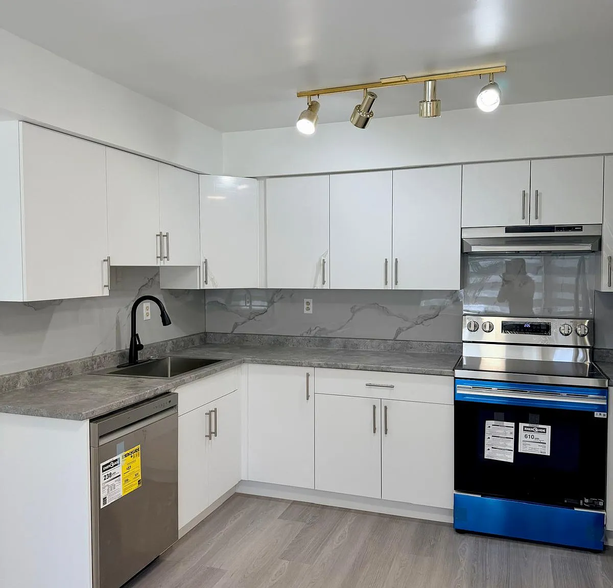 6 bed, 2400 sqft, $5,000 — Photo 1