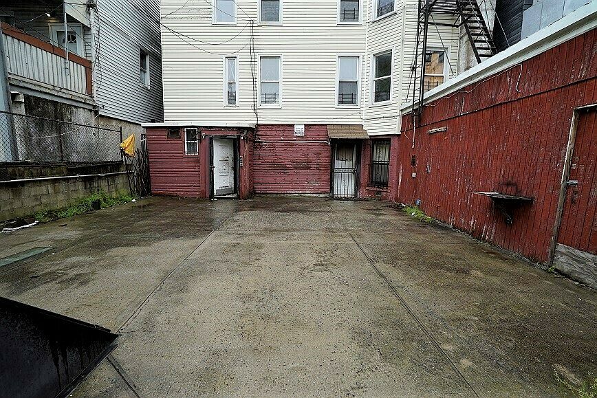 2nd image of 2864 W 15th St APT 3