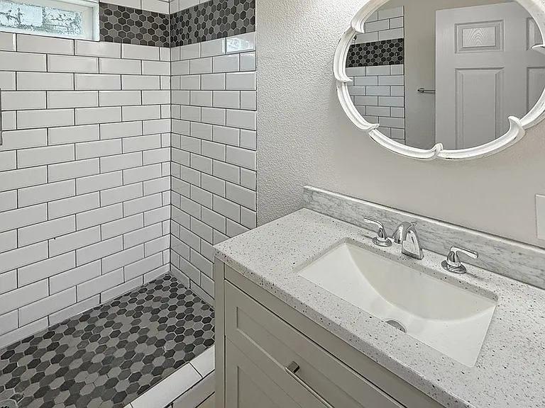 2424 McKinley Ave — Photo 10