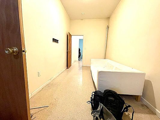 2nd image of 300 Nassau Ave APT 3R