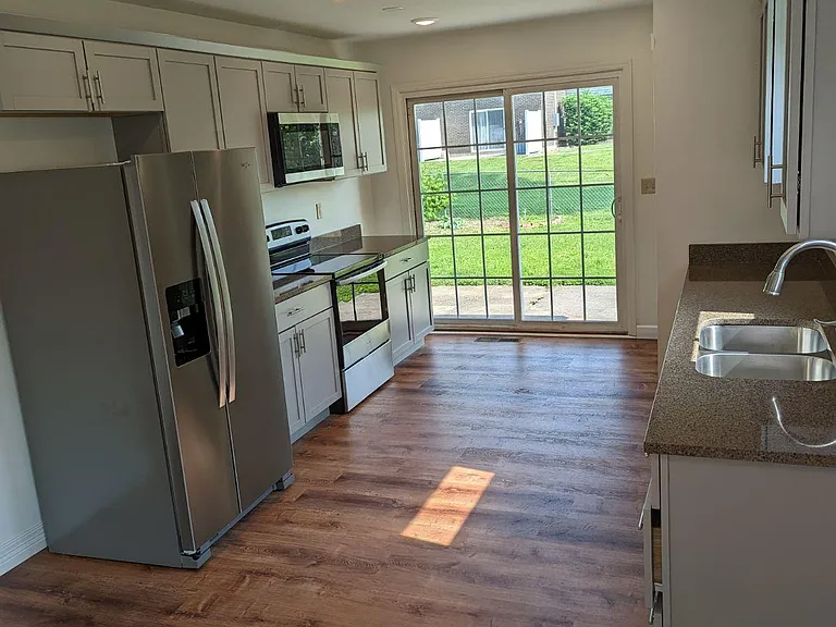 518 Brookview Ct — Photo 2