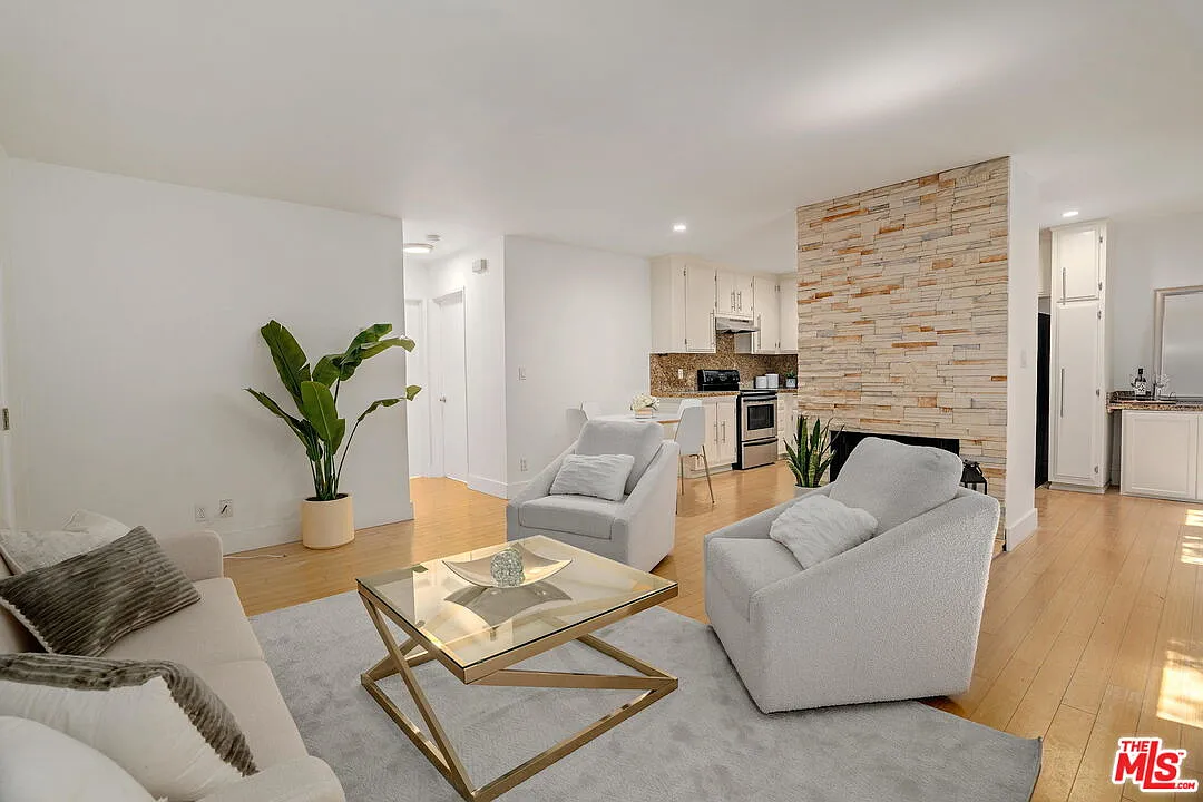 2 bed, 2.0 bath, 1000 sqft, $3,695 — Photo 2