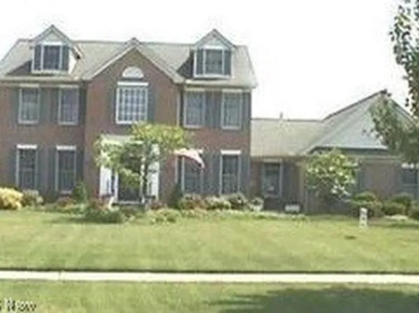 31877 Hazelwood Ln, Avon Lake, OH 44012