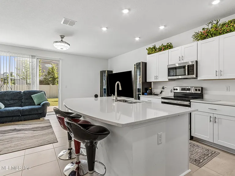 348 Anthony Dr — Photo 3