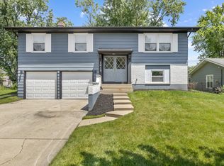 1415 N Oakmont Rd, Hoffman Estates, IL 60169
