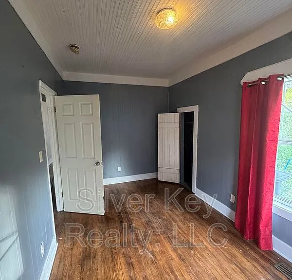 212 S Jackson St — Photo 13