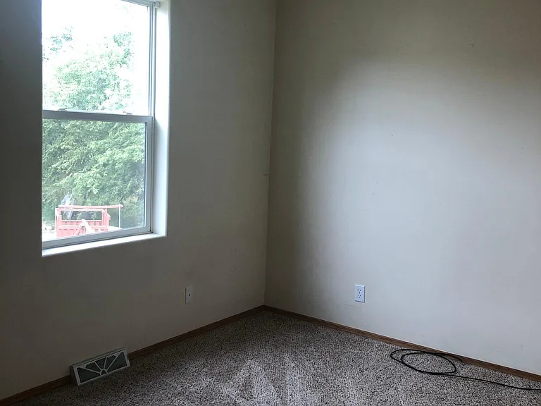 603 Utica St — Photo 5