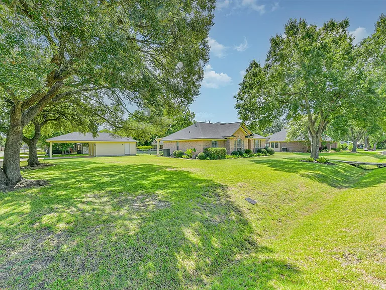 2401 Woody Rd — Photo 31