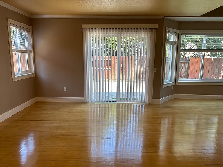 1049 Burnham Dr — Photo 8