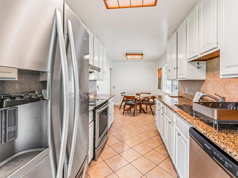 2440 Erin Pl — Photo 14