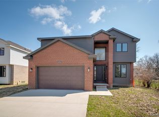 2921 Walsh Dr, Rochester Hills, MI