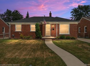 21713 Sunnyside St, Saint Clair Shores, MI 48080