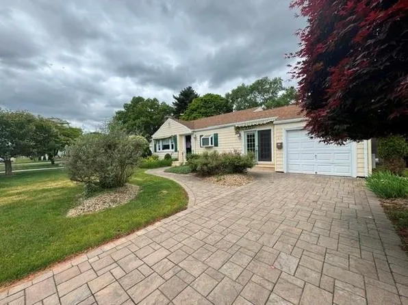 67 Plantation Dr, Cranston, RI 02920